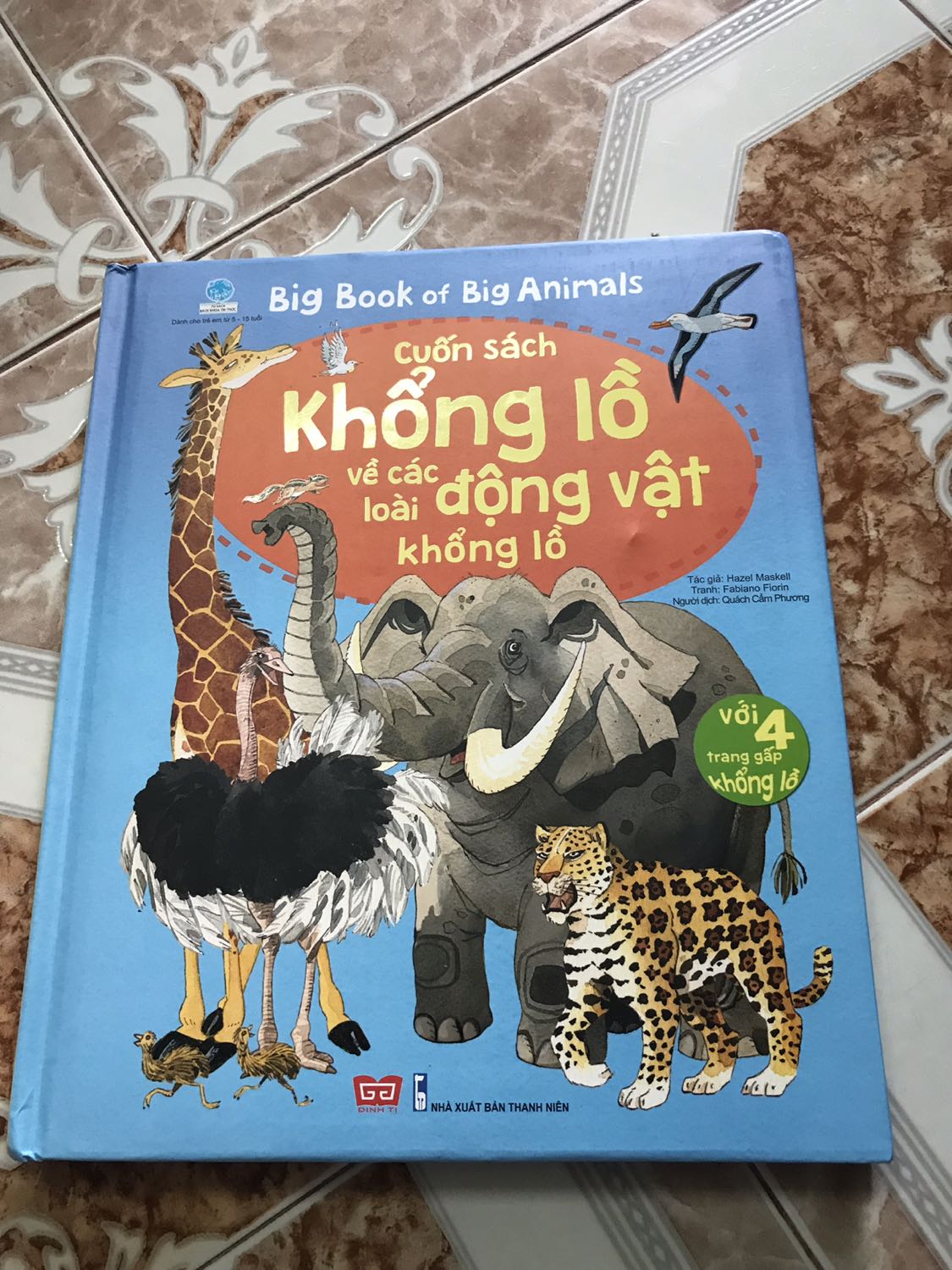 Con mình 4 tuổi rưỡi và cháu rất thích đọc sách của Đinh Tị ! Đặt 2 cuốn , 1 về động vật và 1 về những chiếc xe tải ! Nhưng chỉ còn cuốn động vật ! 
Tổng quát : Thông tin hữu ích nhiều ! Hình vẽ đẹp ! 
Nhưng : vì là hình vẽ nên các bạn nhỏ sẽ ko thể hình dung được dung mạo thật của các con vật ! Một số con bé nhìn ko ra mặc dù bé đã từng xem ! Vì quá nhiều hình ảnh nên sẽ làm các bé nhỏ cảm thấy hơi rối và nhìn bao quát ko hết được ! Con mình 4 tuổi rưỡi và cháu rất thích đọc sách của Đinh Tị ! Đặt 2 cuốn , 1 về động vật và 1 về những chiếc xe tải ! Nhưng chỉ còn cuốn động vật ! 
Tổng quát : Thông tin hữu ích nhiều ! Hình vẽ đẹp ! 
Nhưng : vì là hình vẽ nên các bạn nhỏ sẽ ko thể hình dung được dung mạo thật của các con vật ! Một số con bé nhìn ko ra mặc dù bé đã từng xem ! Vì quá nhiều hình ảnh nên sẽ làm các bé nhỏ cảm thấy hơi rối và nhìn bao quát ko hết được !