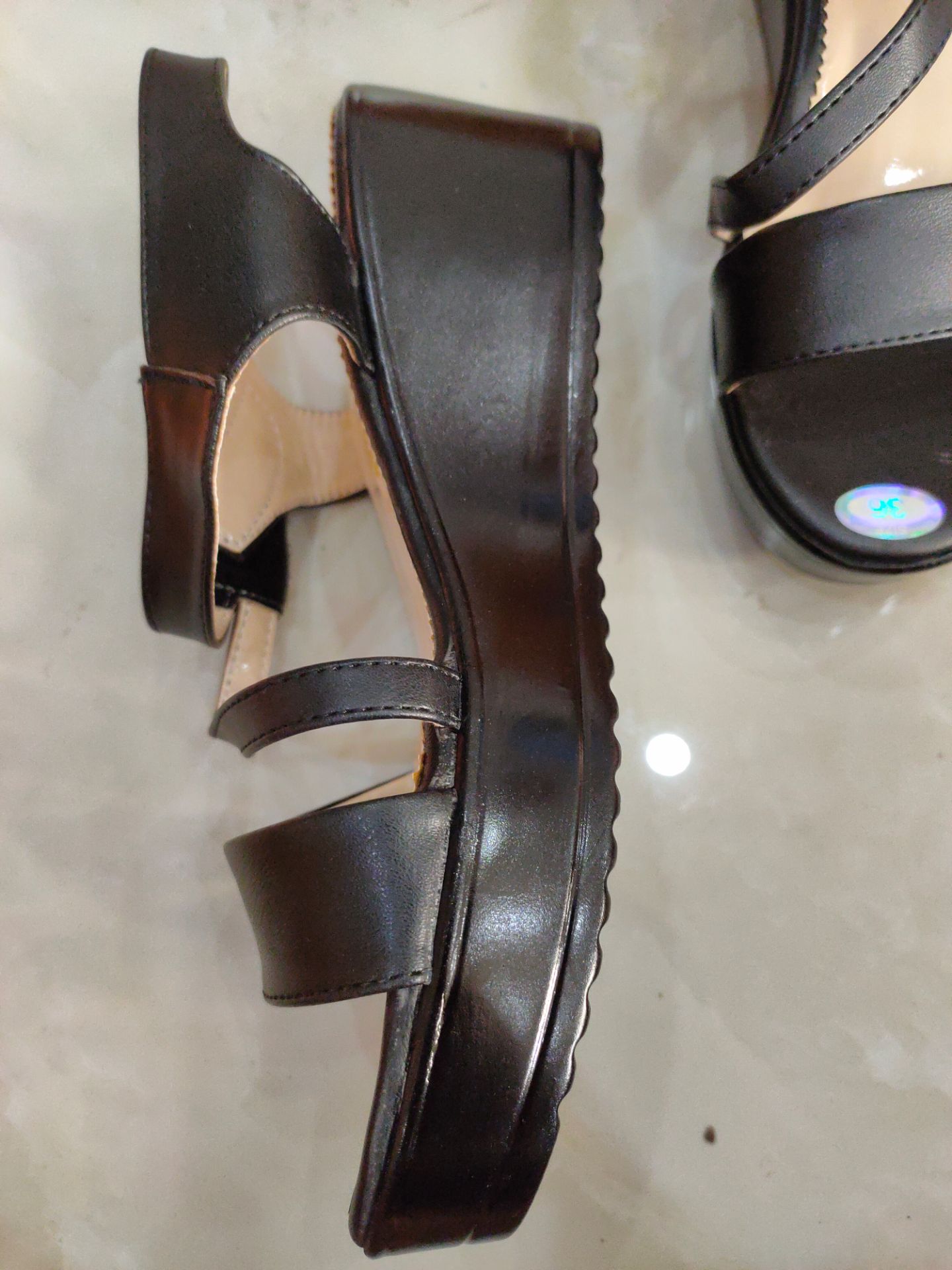 Giày đẹp... giống hình... Mang cũng êm chân...Rất thích