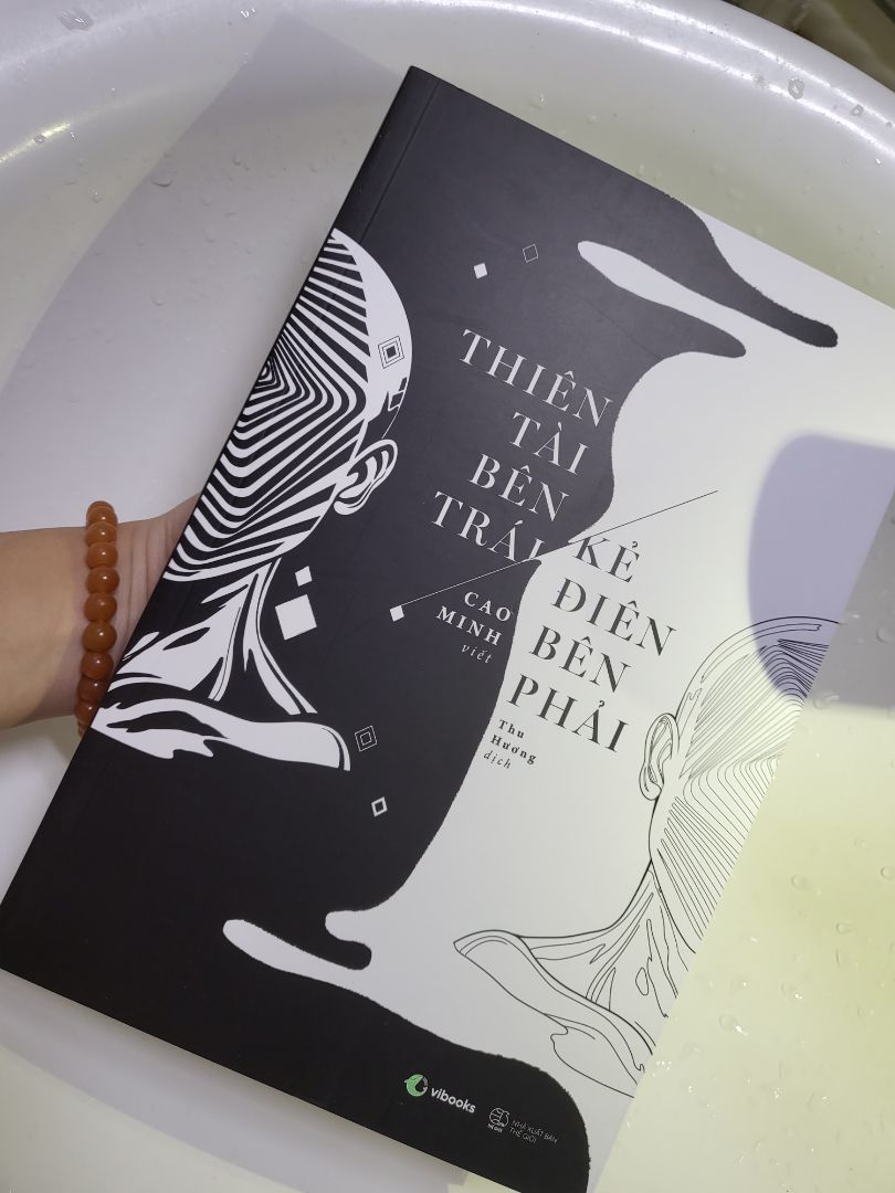 _đóng hàng hơi sơ sài mà may sai 1 đóng sách của mik đều ổn, ko hư chổ nào cả. Mà sách to hơn mình tưởng tượng.
_Đúng thật là hơi khó hiểu nhưng rất thik cáu vibe của sách này, cứ cuốn sao ấy thấy giống mấy bn rewiew trên mạng.
( có mấy trang cho mn đọc thử)