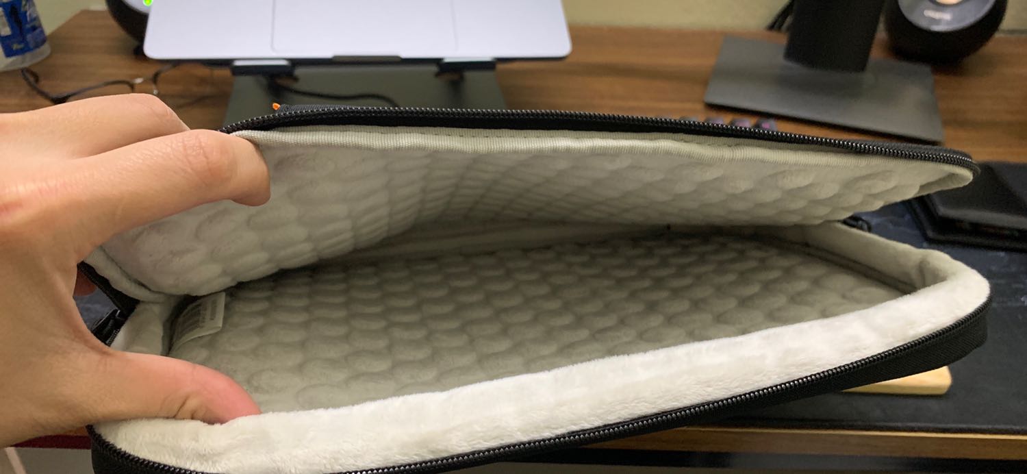 Túi tốt, hàng chính hãng. Kích hoạt bảo hành trên website Tomtoc luôn. Dày dặn và cảm giác an toàn hơn cái anki đang dùng.