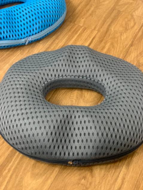 Sản phẩm đúng mô tả. Ngồi rất êm, ngồi lên thế chắc chắn mà giảm đỡ mỏi ê mông lắm. Mình ngồi văn phòng ngày hơn 10 tiếng, có em này cảm giác như đỡ mỏi đi bao nhiêu. Thế là đặt thêm 2c cho đồng nghiệp.  Shop tư vấn nhiệt tình, giá lại hợp lý. M ng nên mua.