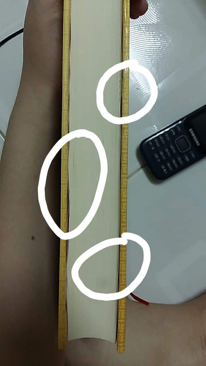 Mình mặc dù chưa đọc 
Chưa biết nội dung thế nào nhưng mình không hề hài lòng về sản phẩm
 mình là người tuy không phải là người cực kì yêu sách hay gì nhưng đối với mình thì việc đầu tiên sách phải thẳng bìa sách phải mới nhưng khi nhận sản phẩm thì mình cảm thấy vô cùng thất vọng vì bìa sách thì bị cong nhăn ( như hình vẽ ),những trang sách không được thẳng và phần đáy của sách bị bẩn , tuy mình không biết sách có nội dung giống như mong muốn hay không nhưng việc giao sản phẩm như vậy là làm mình khá thất vọng
Xin lỗi vì đánh giá một sao và mong bên nhà cung cấp chú ý lần sau