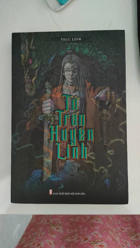 Truyện khổ lớn. Chất lượng giấy rất tốt và thơm.Nội dung thì khỏi phải bàn. Phong cách hành văn của nhà văn Thục Linh thật sự là một trong số ít những nhà văn hợp gu của mình. Truyện cực cuốn. Mn nên mua đọc nhé.