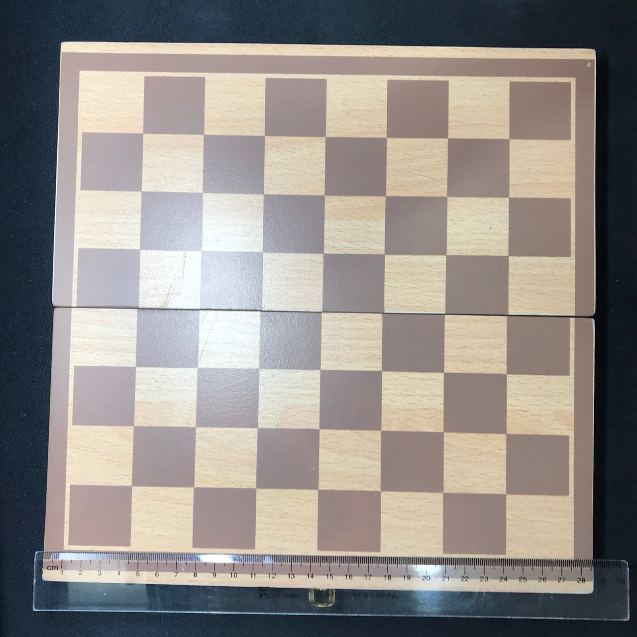 Mua hàng của shop Gnu Kids Store, giao sản phẩm khác hoàn toàn:
- Thông tin sản phẩm ghi kích thước 40 *40cm nhưng hàng giao khách chưa được 30*30cm;
- Bên trong hộp không có tấm lót để xếp quân cờ;
- Dưới quân cờ không có nam châm.
Đã liên hệ Tiki để phản hồi và đang chờ đổi hàng.