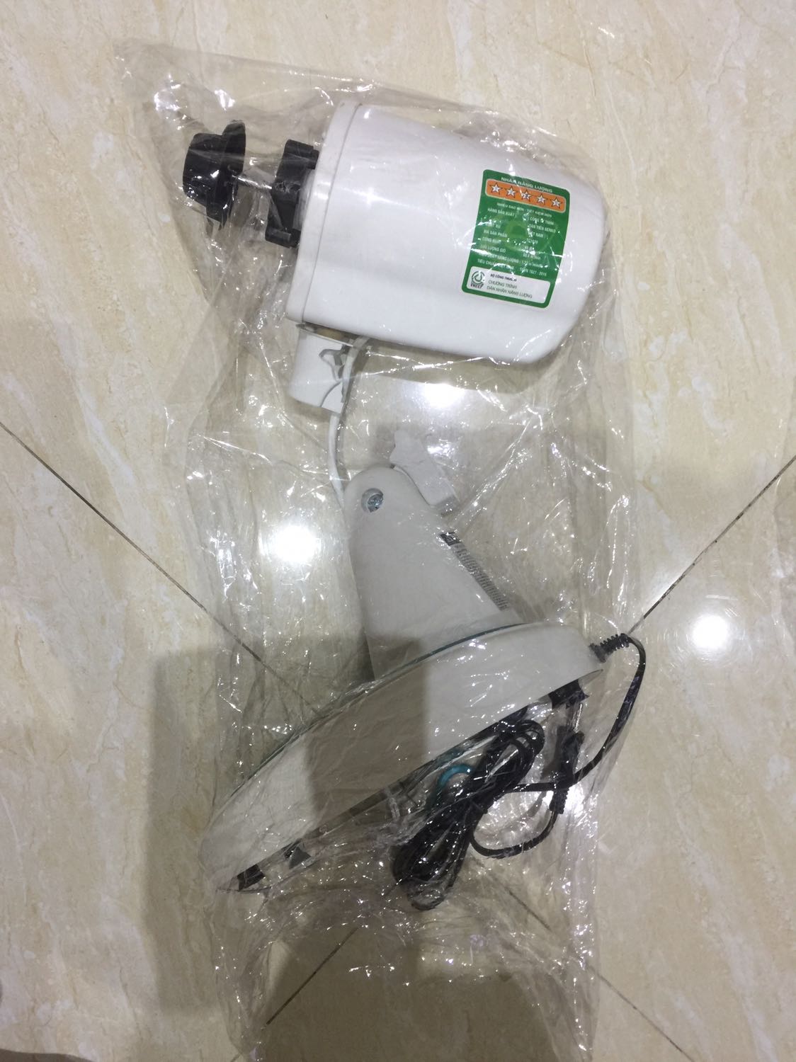 Trước giờ mua hàng Tiki rất nhiều đều hài lòng, nhưng lần này lại quá thất vọng, cổ quạt ngay khớp nối bị gãy, giao hàng thiếu chi tiết để cố định trên tường, giống chi tiết ở bước số 9. Tiki vui lòng đổi lại sản phẩm mới giúp mình nhé! Trước giờ mua hàng Tiki rất nhiều đều hài lòng, nhưng lần này lại quá thất vọng, cổ quạt ngay khớp nối bị gãy, giao hàng thiếu chi tiết để cố định trên tường, giống chi tiết ở bước số 9. Tiki vui lòng đổi lại sản phẩm mới giúp mình nhé!