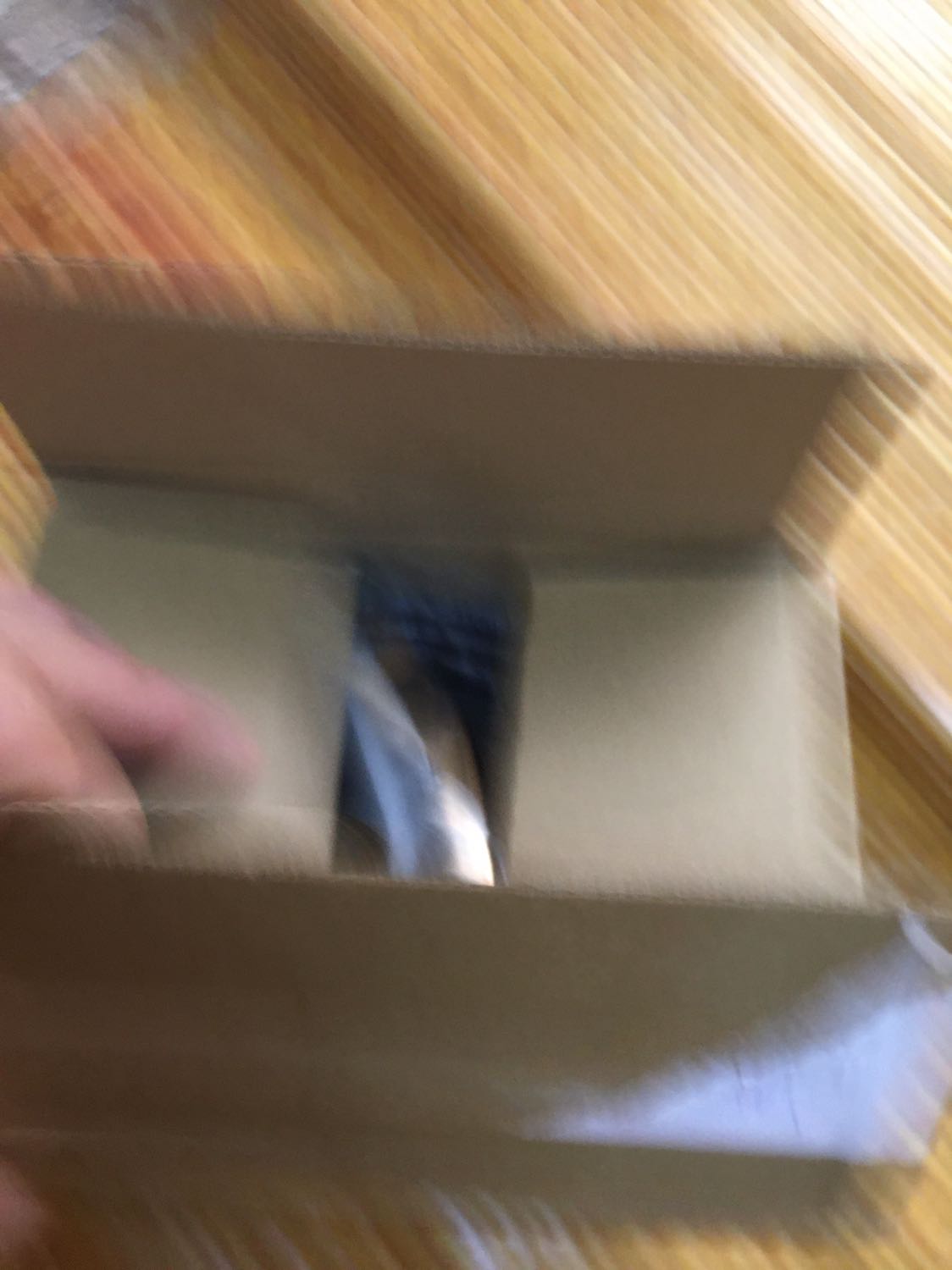 Rất đẹp. Nhận hàng mà ưng ý quá trời quá đất luôn. Tiki bán hàng rất tin tưởng. Đẹp về mẫu mã. Đồng hồ rất nặng, sáng bóng, dây mềm mại, rất êm tay. Hàng chất nên rất hài long, sản phẩm có phiếu bảo hành. Hộp chính hãng, đóng gói chắc chắn. Cho shop năm sao nhé, chúc shop buôn may bán đắt. Sẻ ủng hộ thêm cho shop