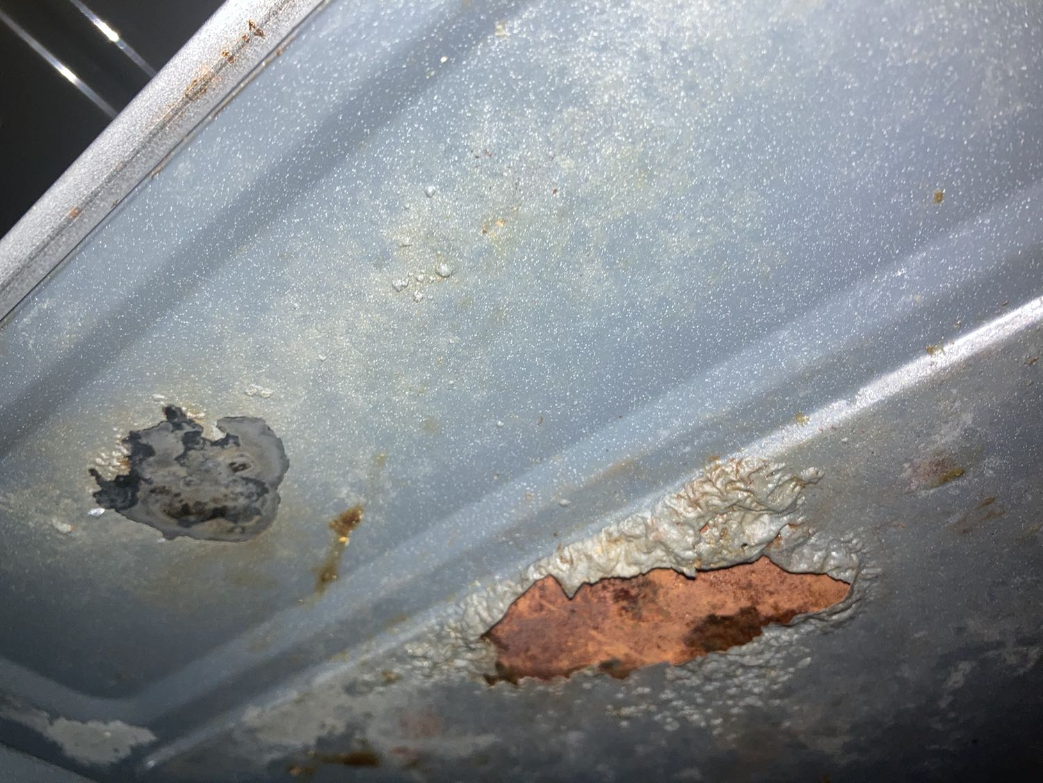 Nhân viên giao hàng tự ý ký tên vào chữ ký của khách hàng, không giao tận tay khách. Phong cách làm việc cẩu thả. Tự ghi vào app tiki là đã giao hàng. Đề nghị tiki xử lý nhân viên này.