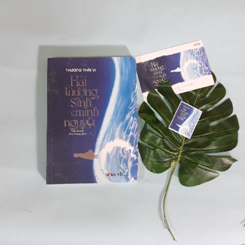 Sách rất hay, đây là một câu chuyện rất thực tế, nam chính Sở Hoài Viễn đã rất lý trí khi nhận ra tình cảm của mình dành cho nữ chính. Giữa 1 bên là tình thân, 1 bên là tình yêu, thầy Sở đã chọn cho mình điều đúng đắn nhất, đó là điều mà ai cũng nhận ra, nhưng không phải ai cũng có thể buông bỏ. Mình thích những lựa chọn của thầy Sở và thích cả cách anh động viên Thi Thi khi cô đang tự thu mình lại. Câu nói "Vì tôi, xin em hãy vui tươi trở lại" nghe mà xót xa biết chừng nào.