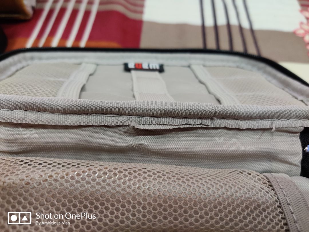 hàng giao nhanh. túi may bên ngoài đẹp. tuy nhiên bên trong ruột túi có nhiều đường chỉ thừa, lởm chởm trông ko chỉn chu lắm. ngoài ra, các ô nhét dây sạc được thiết kế quá nhỏ, ko dùng đc. nếu giảm bớt số ngăn để tăng diện tích thì tốt hơn. chấm 3 sao.