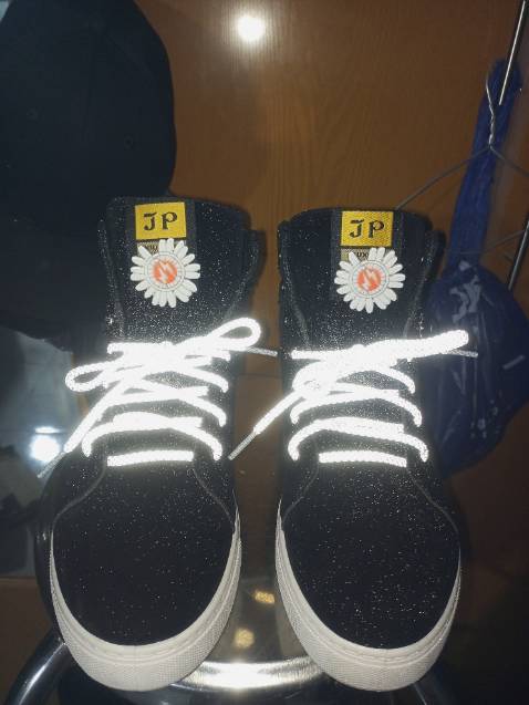 Giày da lộn quá mỏng đi ko được êm chân. Giá 250k ko đồi hỏi thêm "tôi đã thay dây giày phản quang và gắn ghi cài áo hoa cúc ở lưỡi gà" nhìn cho đột phá lên, còn giày shop ở dạng mặc định ko quá nổi bật.