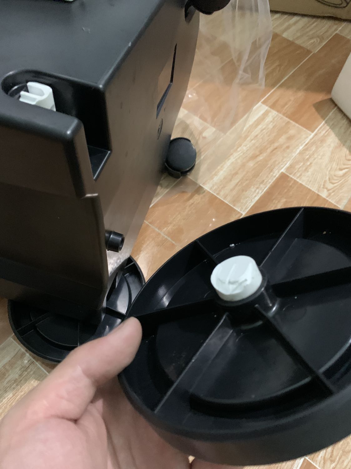 giao hàng chậm còn bắt khách tới tận bưu cục để lấy hàng chân quạt bị gẫy shop không một lời giải thích chất lượng phục vụ quá tệ 😏😏