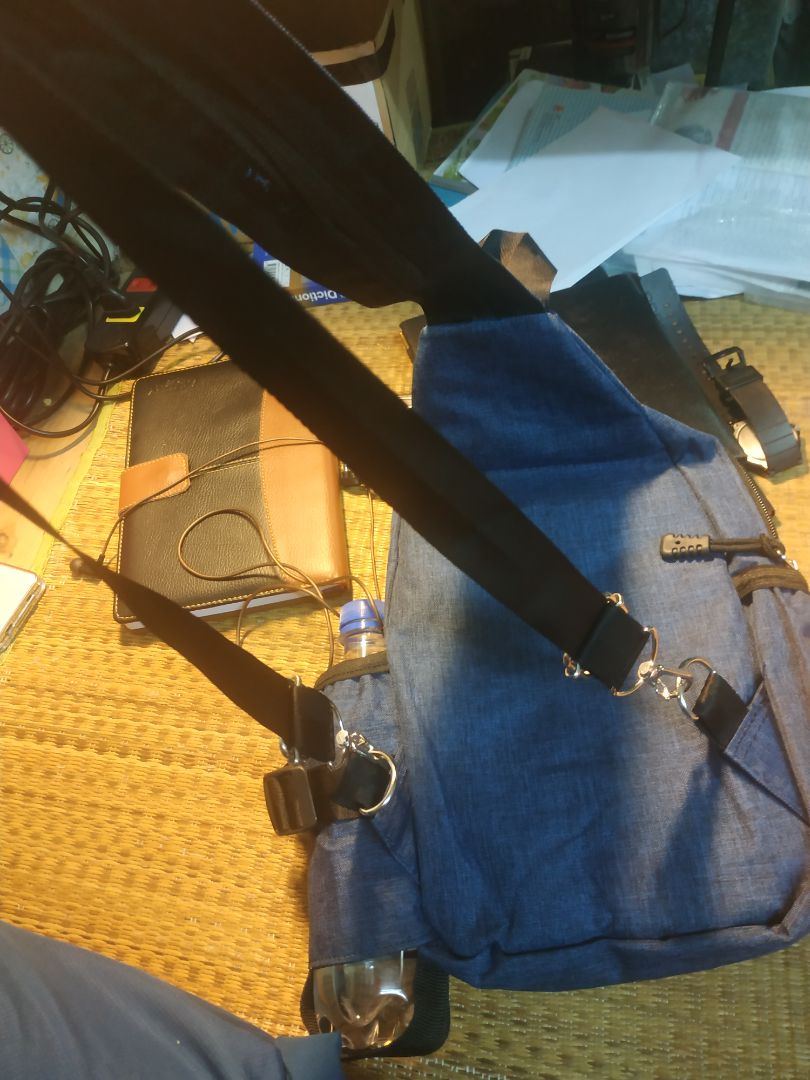 Mua được của Tiki đợt giảm giá còn 79k. Giao hàng đúng như hình và như mong đợi. vải dày dặn, may ổn, Cặp nhiều ngăn lắm phải tầm hơn 5 ngăn to nhỏ. Ăn điểm ở bên cạnh hai bên có hai ngăn nhỏ. Trong đó một ngăn để rất vừa chai nước hoặc ô nhỏ. Cặp đủ để sổ bút và đồ lặt vặt. Có thể chọn giữa đeo một và hai dây bằng cách kéo đôi khó dây đeo ra. Tuy nhiên khi đeo ở dạng một dây thì cặp không bám thân lắm do thiết kế phần nối thân cặp tách ra làm đôi. Nhưng nói chung vẫn ổn. Chất lượng hoàn thiện ok. đáng mua. Mua được của Tiki đợt giảm giá còn 79k. Giao hàng đúng như hình và như mong đợi. vải dày dặn, may ổn, Cặp nhiều ngăn lắm phải tầm hơn 5 ngăn to nhỏ. Ăn điểm ở bên cạnh hai bên có hai ngăn nhỏ. Trong đó một ngăn để rất vừa chai nước hoặc ô nhỏ. Cặp đủ để sổ bút và đồ lặt vặt. Có thể chọn giữa đeo một và hai dây bằng cách kéo đôi khó dây đeo ra. Tuy nhiên khi đeo ở dạng một dây thì cặp không bám thân lắm do thiết kế phần nối thân cặp tách ra làm đôi. Nhưng nói chung vẫn ổn. Chất lượng hoàn thiện ok. đáng mua.