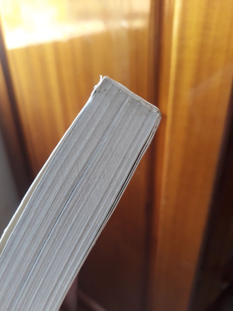 phần bìa sách bị bẩn, gáy hơi cong và bẩn