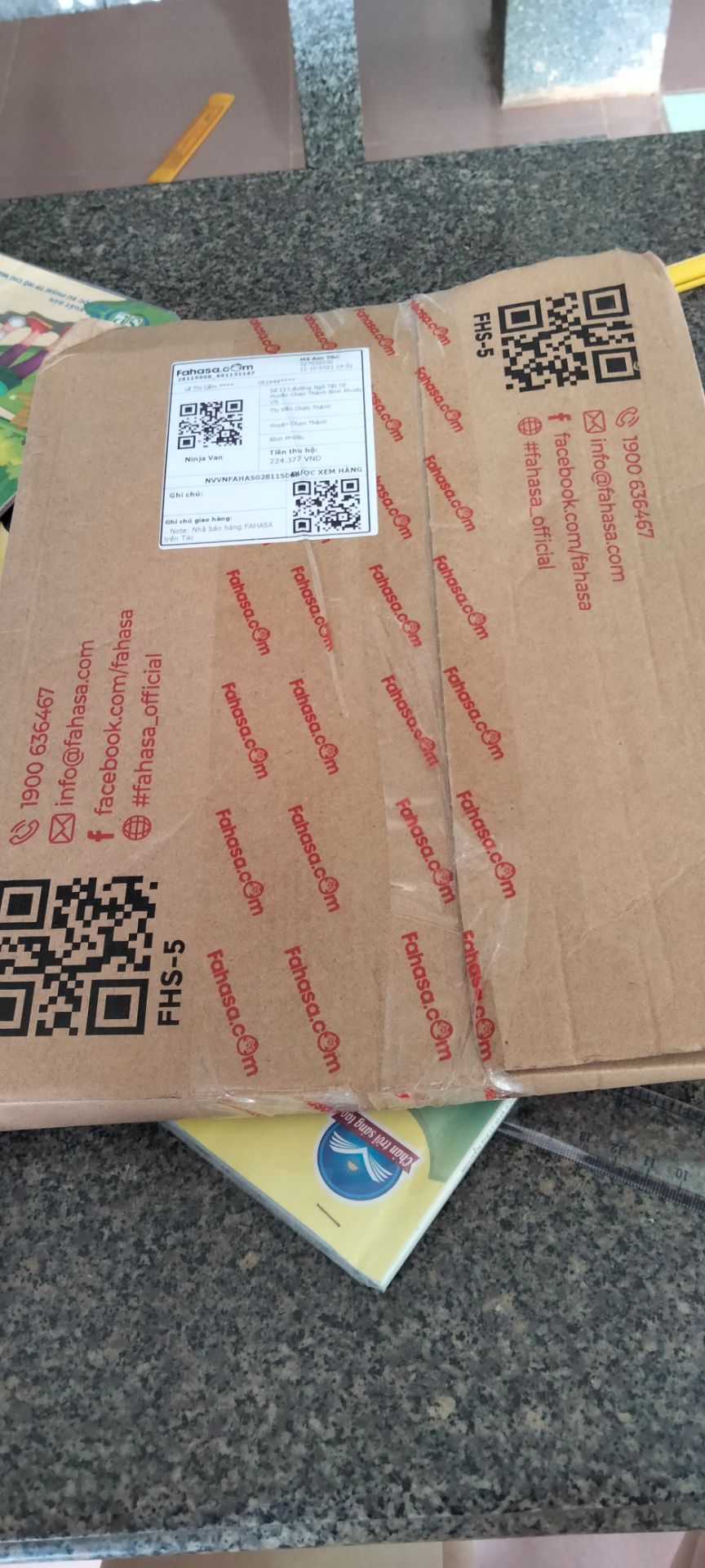 Shop giao nhanh mặc dù dịch chỉ trong 4 ngày đóng gói rất cẩn thận.Sách đẹp,dày,chi tiết,học từ vựng thông qua các đoạn văn hay,có cả đĩa CD để nghe.Nhưng mà sách này chỉ thích hợp cho những bạn có nền thật vững tại vì sách khá khó nên nếu mới bắt đầu thì nên cân nhắc.Mình mua để tủ sau này học thì sẽ hiệu quả hơn.Sách rất đáng tiền.Chúc mọi người chinh phục tiếng anh thành công