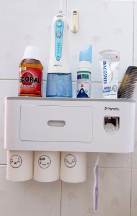 Cực kỳ thích luôn, cứng cáp chắc chắn, dán miếng dán và để sau 12 tiếng hãy gắn hộp vào dùng thì chắc lắm... chỗ lấy kem cũng dễ sử dụng nữa, nhấn 3-4 lần đã ra lượng kem đủ dùng... vote shop 5 sao nhé