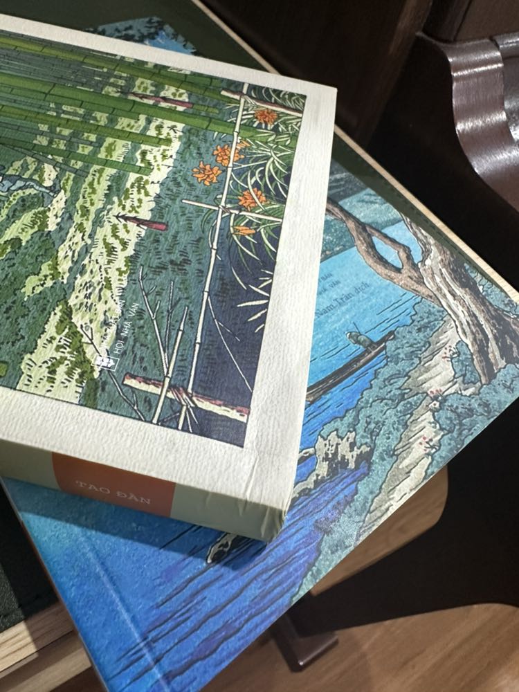 Góc gáy sách bị nhăn nhúm