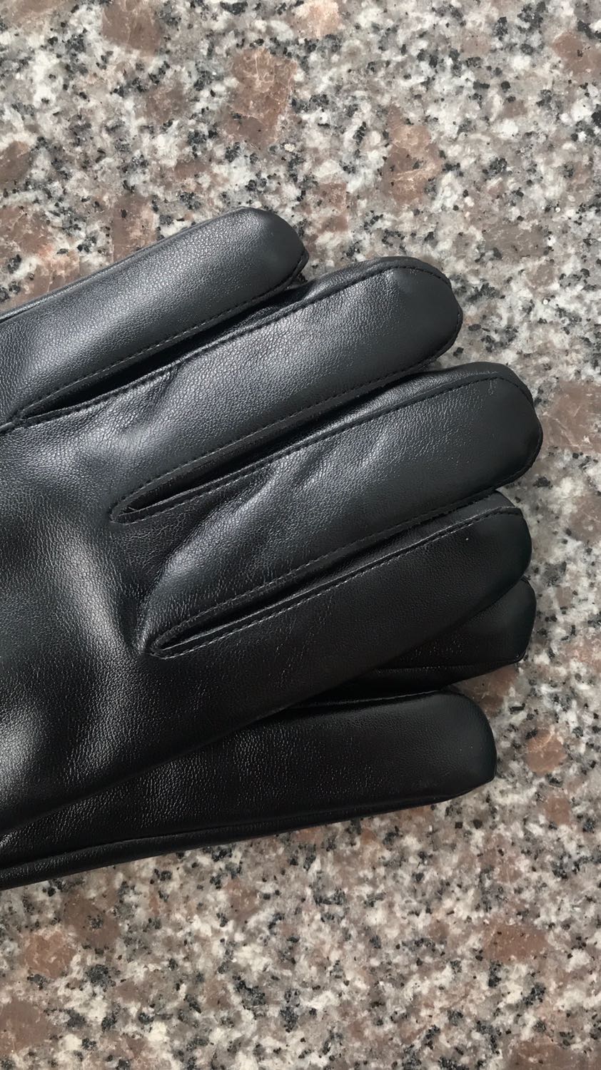 Găng tay da rất ấm áp. Lần đầu tiên mua hàng trên tiki thấy sản phẩm rất chất lượng nên viết nhận xét để mọi người tham khảo. Da rất mềm, bên trong có lớp lông ấm áp. Trời hà nội năm nay lạnh khô đeo quá là ấm luôn. Nhưng kẻ cả mưa thì cũng chỉ cần lau qua đi là ok rồi. Không lo ươt như găng tay vải. Cảm ứng điện thoại thì cứ gọi là trơn nuột. Sản phẩm tốt. Xứng đáng 5 sao.