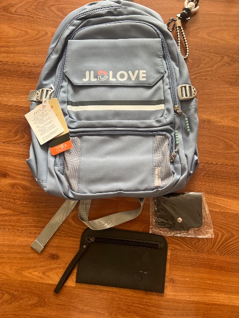 Đặt màu hồng nhưng shop đã xin lỗi vì hết màu hồng, shop tặng thêm ví nhỏ. Ba lô đẹp, thich hợp cho bé ở nhà đi học