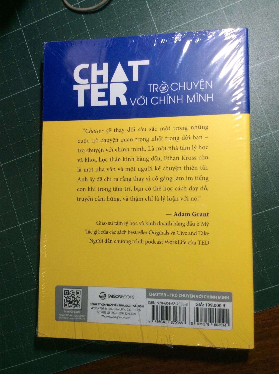 Tất tần tật về tiếng nói nội tâm của bạn. Mặt tích cực và tiêu cực của nó và nhiều cách để dừng lại suy nghĩ luẩn quẩn-thứ luôn chuyện bé xé ra to làm ta siêu lo lâu và mất tập trung trong thời gian dài. Đọc quyển sách này mình thấy đồng cảm qua góc nhìn khoa học của tác giả lên tiếng nói nội tâm, những chật vật mà mình từng trải qua với tiếng nói nội tâm đều được tác giả đưa ra ví dụ và mổ xẻ tận tình, ông giải thích cơ chế và hậu quả nó mang lại một cách dễ hình dung rồi đưa ra những giải pháp thiết thực, đến cuối sách thì ông đưa ra một danh sách tổng hợp các giải pháp cho từng vấn đề liên quan đến tiếng nói nội tâm. Cuốn sách này có 326 nhưng hết 70 trang còn lại là các bài báo, dẫn chứng cho từng nhận định của tác giả cho ta thấy ông đã dày công đến mức nào với quyển sách này và bạn biết điều tuyệt vời nhất là gì không ? Nó không dày cộp như bao quyển sách khoa học khác, điều này có làm nó bớt sâu sắc không ? Không hề, tác giả biết quý trọng thời gian của độc giả nên ông đã viết thật súc tích, thật hay, trình bày rõ ràng, rành mạch tất cả các luận điểm của mình trong vài đoạn khiêm tốn, hàm súc. Nói tóm lại là xuất sắc