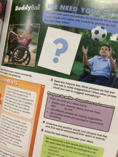 Vận chuyển, chất giấy nói chung mọi thứ đều rất tốt. Màu sắc in ấn rất rõ luôn có điều mua online như này sẽ không có đĩa