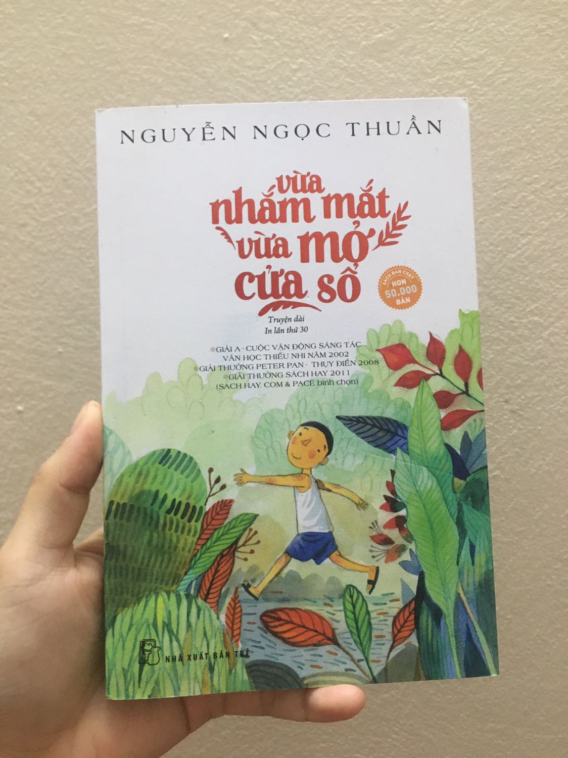 Cuốn sách không chỉ viết cho trẻ con mà được nhiều người lớn tìm đọc 🥰. nội dung dễ xương lắm luôn
Sách giao về nguyên vẹn, cái bìa trong giấy cam nhạt sờ siu thích
Tiki giao nhanh nữa, chấm 100 điểm