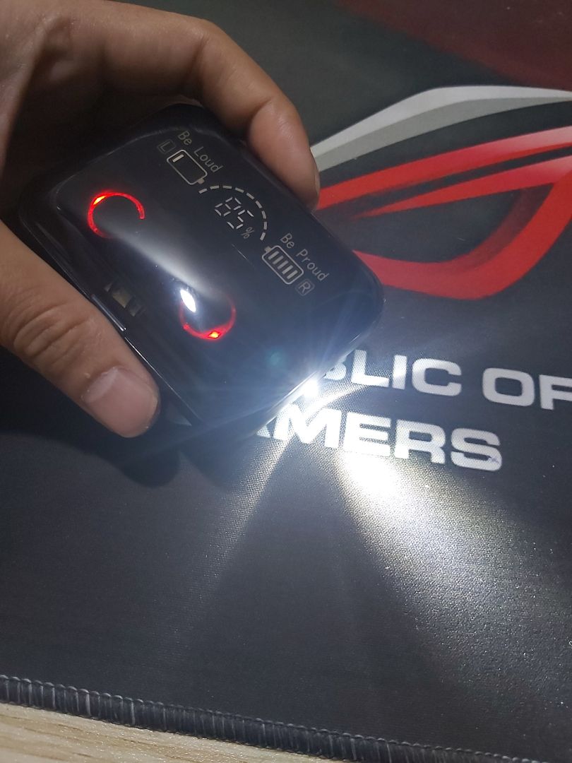 Cảm nhận đầu tiên khi nhận hàng là cách đóng gói tai nghe rất cẩn thận, tai nghe giống mô tả cực kì đẹp thiết kế vô cùng cao cấp, chất lượng âm thanh vô cùng sống động, bass mạnh mẽ nghe rất đã tai , kết hợp với đèn pin rất hữu ích, soi khá sáng vào ban đêm,tai nghe F9 còn đi kèm với phụ kiện cáp sạc với nút tai nghe thay thế tiện dụng, rất ưng ý và hài lòng với sản phẩm bên shop,đáng giá 5* về chất lượng
Sẽ giới thiệu cho người thân và bạn bè về sản phẩm bên shop???