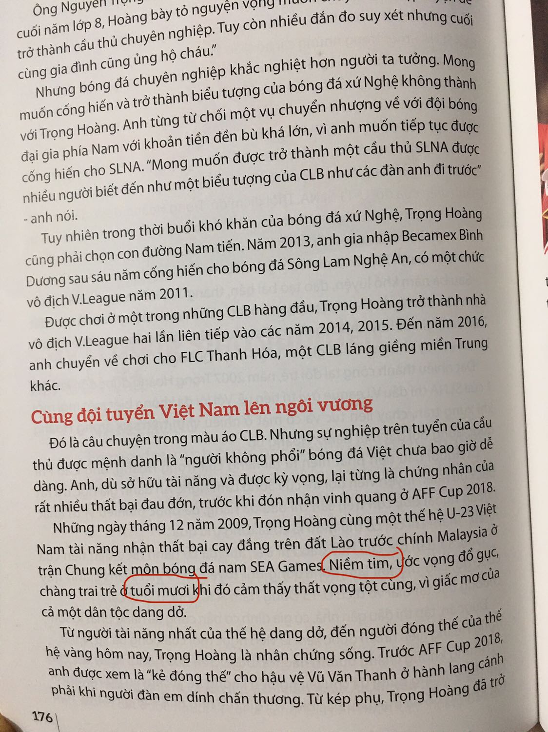 Nội dung sách thì khỏi phải nói rồi nhưng vấn đề biên tập không ổn lắm. Lỗi chính tả, lặp từ, thừa từ, sắp xếp thứ tự các từ lộn ngược.... quá nhiều. Nhưng Tiki chỉ cho up max là 5 ảnh nên mình không up hết lên được. Mình đã khoanh các chỗ lỗi như 1 số ảnh trên. Nếu bỏ qua lỗi biên tập thì đây là 1 cuốn sách đáng mua nếu bạn yêu ĐTQG. Mình mua lúc super sale của Tiki nên thích lắm. Thanks Tiki