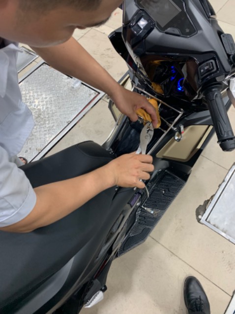 Mua được giá rẻ hơn ở ngoài cửa hàng bán, nhân viên nhiệt tình. Chỉ có bộ phận kiểm tra đơn hàng là không gửi đơn xuống cửa hàng. Mình gắn thêm baga + lót chân nhưng lót chân bằng nhựa mình không thích lắm và baga ab125 bị vướng chân. Các bạn nên đi lắp ngoài lắp baga 160 + lót chân cao su nhé