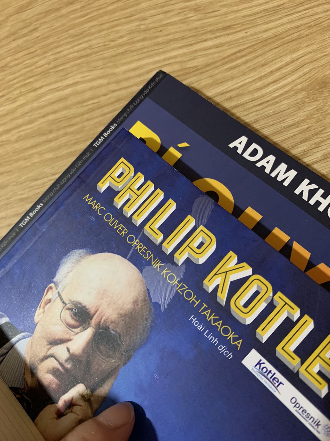 Cuốn này mua không được bọc nilong bên ngoài, góc hơi coăn nhưng không đáng kể, tạm chấp nhận nhưng mặt sách có lỗi. Thùng bên ngoài còn bị rách, thôi cái thùng thì mình cũng cho qua vì có thể do bên vận chuyển. Thực sự chưa lần nào mình nhận được mấy cuốn sách mua mới mà giống như sách cũ, rất bụi như kiểu để lâu trên kệ mà không còn giấy bóng bọc bên ngoài như này.