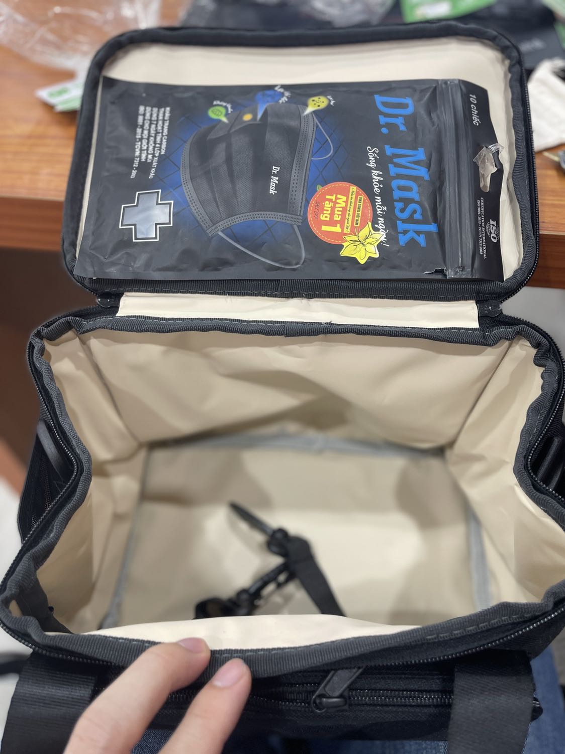 Chất lượng, hoàn thiện tốt rất ưng ý, tưởng đâu túi đựng máy ảnh du lịch :)), nhưng size to này phù hợp cho mang đồ ăn đi dã ngoại cho gia đình 3-4 người phù hợp hơn, với những bộ combo 03 hộp thuỷ tinh chữ nhật mang cơm vp thì nên optimize thêm kích thước =1/2 hoặc 2/3 size này thì phù hợp.