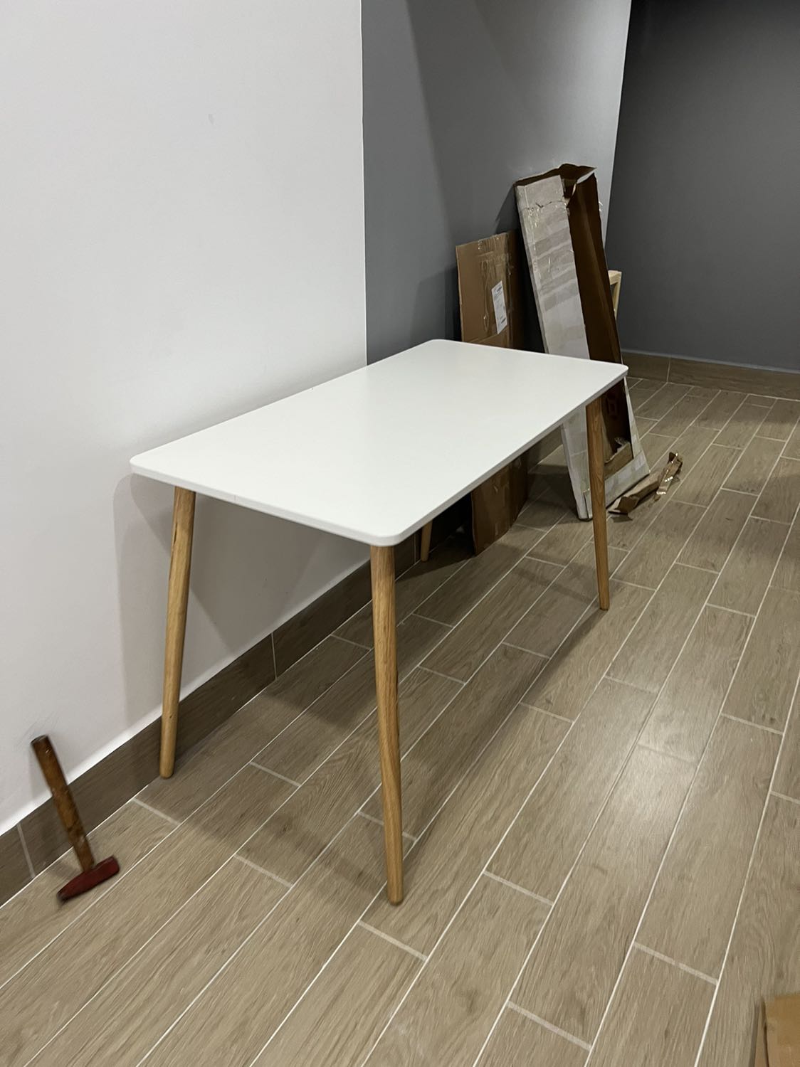 Soạn và ship hàng đúng lịch. Bàn to, cao, mặt bàn nhám ko thấm nước. Dễ lắp ráp lắm. Điểm trừ chỗ là bàn mình có 1 vết bị nứt ăn sâu. Nên trừ điểm. Hy vọng sau shop kiểm tra hàng kỹ trước khi giao