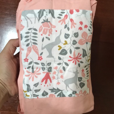 Địu vải khá chắc chắn. Chất vải thô nhẹ mềm thoáng mát độ bền cao. Giặt thì sẽ hơi nhăn. Tuy vậy so vs giá vẫn ok.