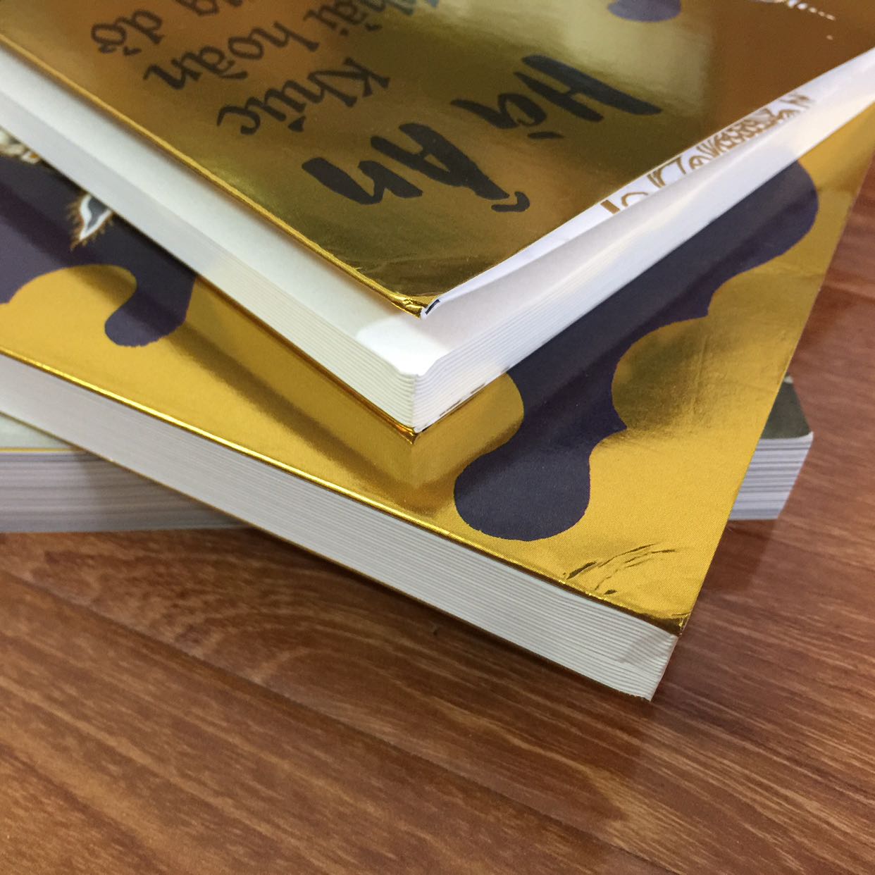 Sách đẹp, nhưng đóng gói hàng không được tốt. Đã đóng góp ý kiến nhiều lần nhưng chưa thấy cải thiện khâu đóng gói.
Đơn hàng gồm 5 cuốn sách có cỡ sách khác nhau, không được chèn lót cẩn thận ở các cạnh, nên khi vận chuyển chắc chắn 2 cuốn khổ to sẽ móp bìa.