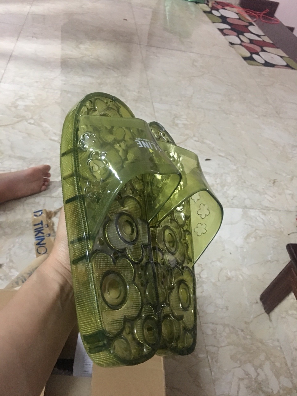 Hàng chuẩn nhập khẩu chính hãng. Dép chắc chắn , nhựa mềm dày dặn, có dập nổi chữ Made in korea bên dưới. Trước mình có mua bên sàn khác mà chắc chỉ là hàng nhái, chất lượng kém quá, không thể bằng hàng Tiki.