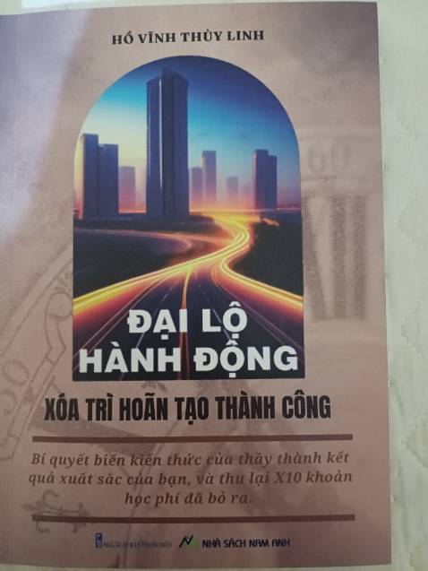 Cảm ơn tác giả Hồ Vĩnh Thùy Linh đã tặng cho thành viên Hội tác giả 5 sao mỗi người 1 quyển sách Đại lộ hành động tuyệt vời này. 
Rất là may mắn khi được tác giả ký tặng. 
Chúc tác giả Hồ Linh sẽ ra thêm nhiều quyển sách nữa và như câu slogan của thầy fususu: "Viết sao cho hay, sách sao bán chạy" thì tác giả đã có vế 1 rồi, mong vế 2 đến nhanh cho cuốn "Đại lộ hành động" này.