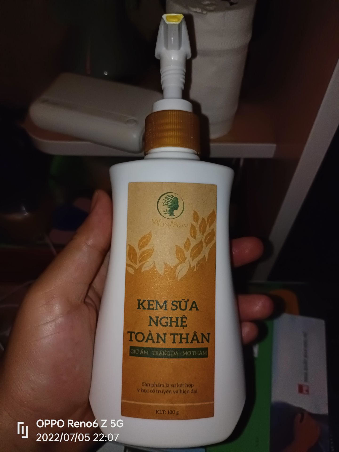 sữa toàn thân thơm mùi nghệ có cảm giác the mắt khi sức trên da.