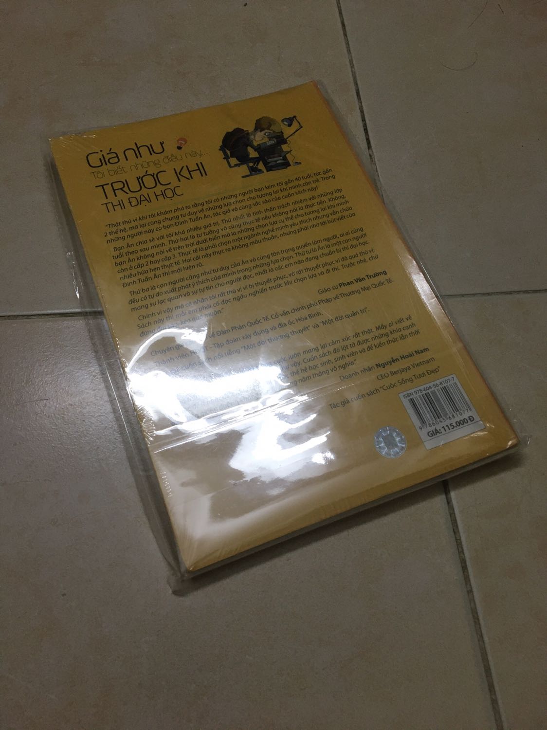 Giao hàng nhanh, gói hàng rất kỹ, ngoài phần hộp còn bọc đến đến 2 lớp nilong. 
Mới đọc có 3 chương nhưng đã thấy hay rồi và cũng đang háo hức đọc các chương tiếp theo, nội dung sách có vẻ chủ yếu kể về các câu chuyện thời đi học của tác giả và của những người nổi tiếng trên thế giới, cùng với các bài học mà họ rút ra được, nói chung hay và rất lôi cuốn. Hài lòng