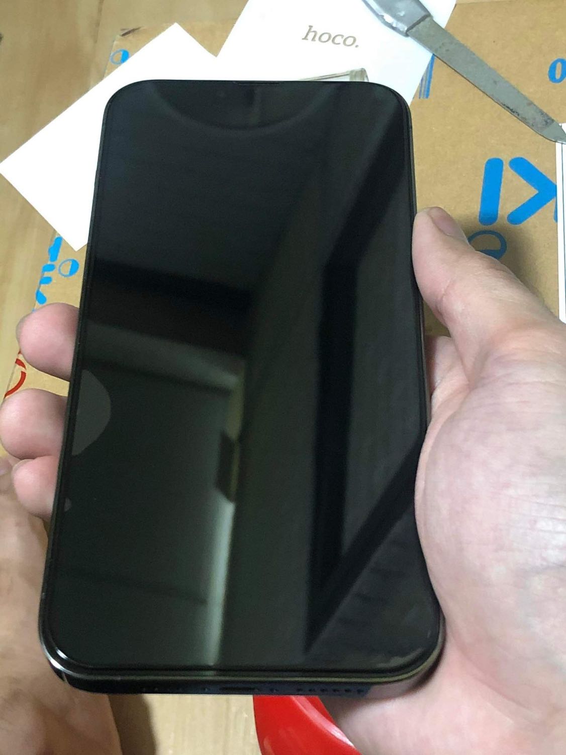 Nhận kính về dán bị lỗi bong bóng có cho đổi mới không shop ơi