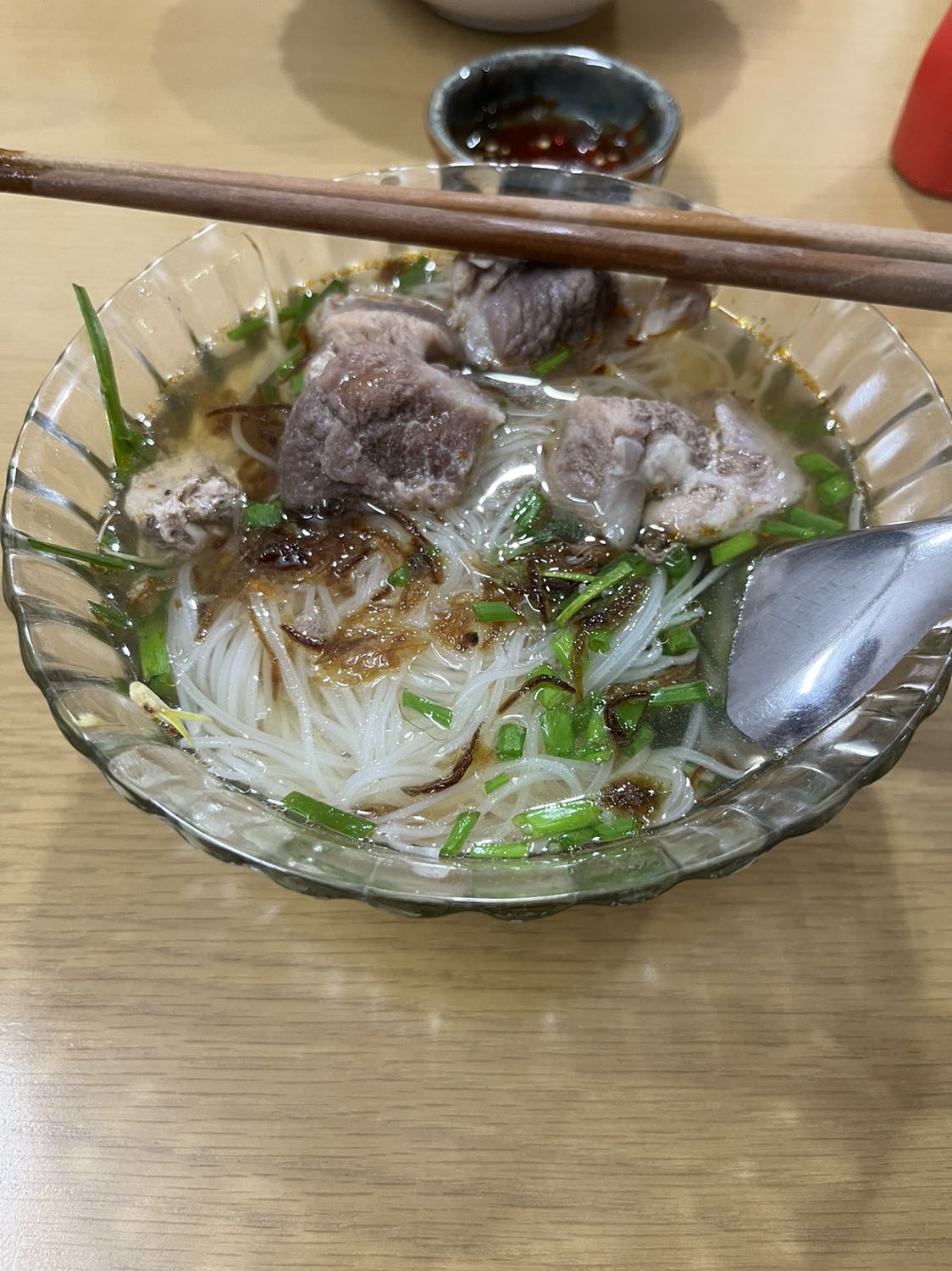 Rất hài lòng, mình chọn nhầm size 20 hơi nhỏ nhưng gđ 4 ng ăn đủ rồi. 
Nấu nhanh, gọn lẹ, nước hầm trong vắt ko đục. Và hình bên dưới là món đầu tiên: Hủ tiếu xương hầm trong 15p. Tuyệt vời