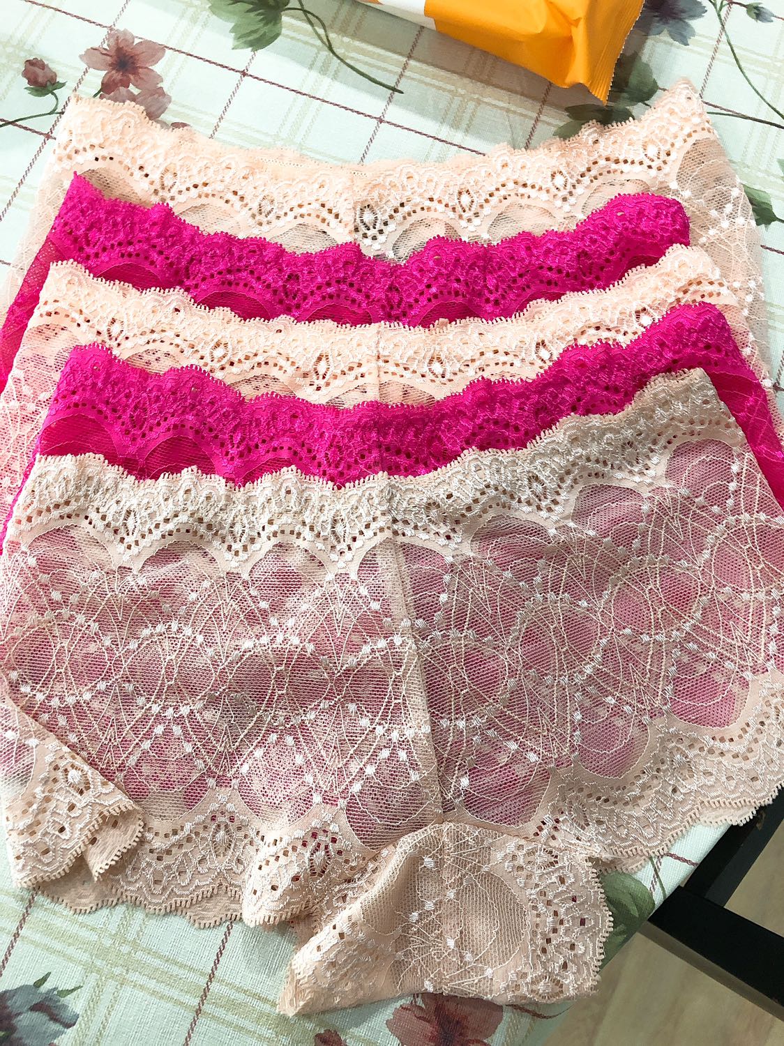 Quần đẹp, nếu giao được 5 màu khác nhau thì càng đẹp hơn. Nhìn hình ảnh toàn màu đẹp, đến khi nhận hàng nhìn màu trùng thấy hơi nản