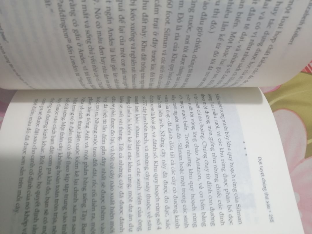 Xét về tổng quang thì khá oke la nhưng mà một số điểm là sách hơi bẩn do cất không kỹ chứ chắc không phải cũ kỷ gì vì mùi giấy khá mới, khâu bảo quản và đóng gói có hơi sơ sài vì bị xước 2 đường rạch như hình cần cải thiện, tóm lại là ok!