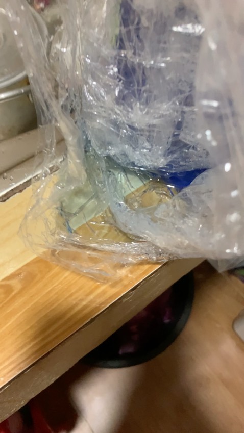 Không hiểu tại sao có thể giao hàng kiểu như vậy. Nhận hàng là hộp đã bị rách 1 góc. Đã vậy mở ra xài bông chảy lung tung. K hiểu vậy cũng giao đc cho khách. Đã vậy cái nắp còn có dấu bị mở nữa