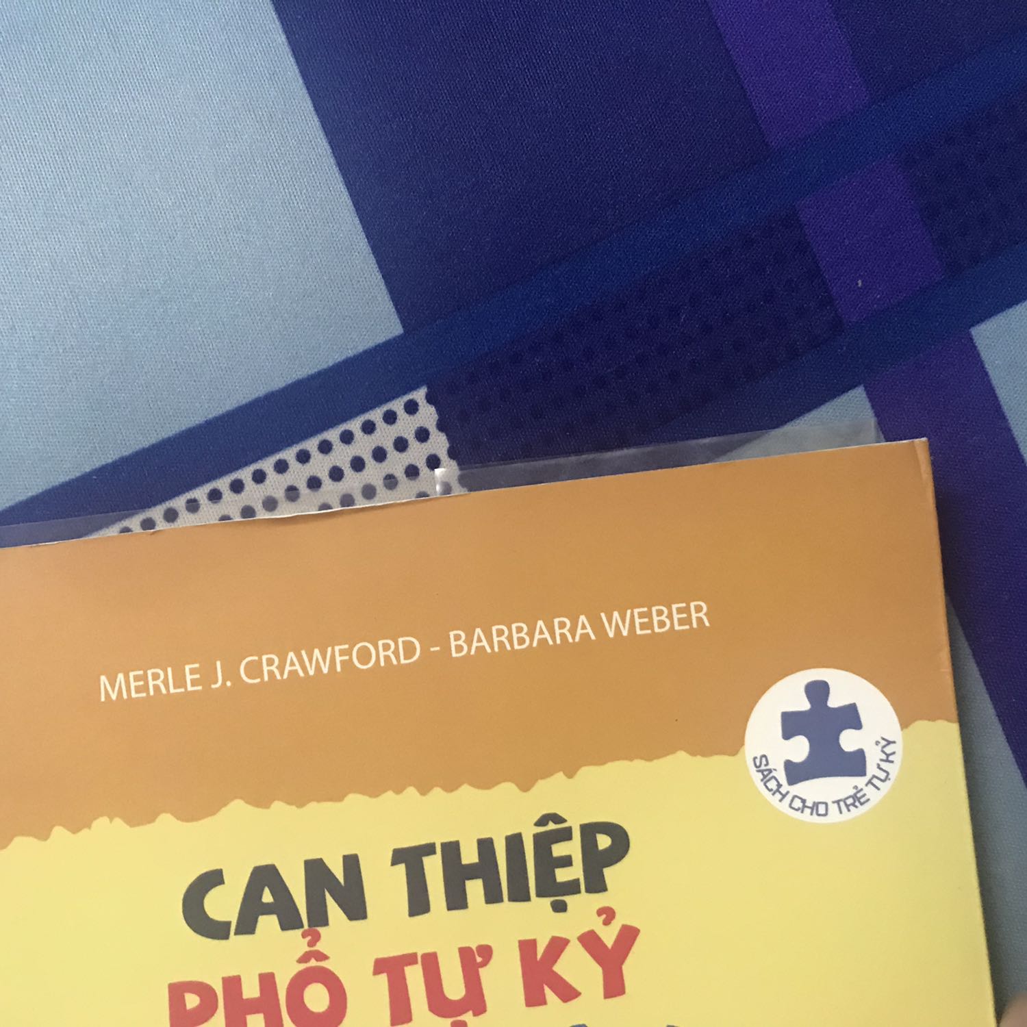 Đóng gói không cẩn thận, lúc nhận sách bị rách hết màng bọc, cong và méo đầu sách.
