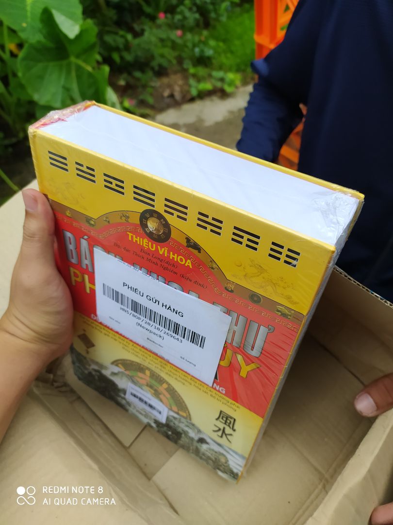 Lại thêm 1 lần giao sớm hơn so với thời gian  trên hóa đơn.
Rất hài lòng. Sách giao mới - đẹp.
Chi tiền cho quyển sách này khá nhiều nên hơi hồi hộp. Giờ nhận được chất lượng như vậy thì rất là vui vẻ.^^