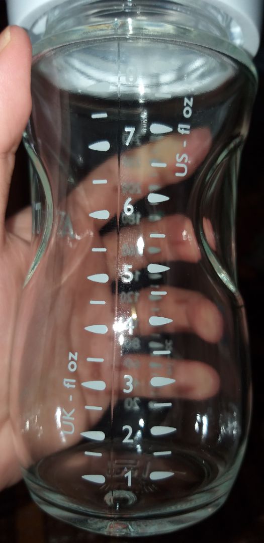 Không biết mọi người mua bình thế nào chứ mình nhận hàng thấy cái bình có 2 cái khớp nối nổi hằn rõ luôn nhìn ko đẹp tí nào, không sắc sảo ,thủy tinh dày và cầm nặng tay, múm ty với nắp giống như cùng loại mà bằng nhựa nên dùng chung cũng ok.