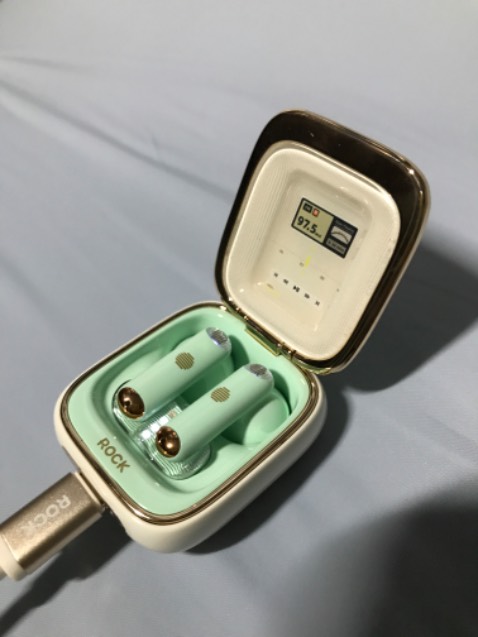 Hàng đẹp y hình luôn nha, đeo thử mặc dù ko hiểu sao đeo trên tai hơi lỏng lỏng nhưng rất thoải mái không tuột không bị đau tai mà âm thanh cũng không lọt ra ngoài. Rất ưng đáng mua nha. tiki bây giờ ship hàng như tên lửa ấy vừa đặt xong mấy tiếng sau đã bắt nhận rồi không kịp trở tay 🤣