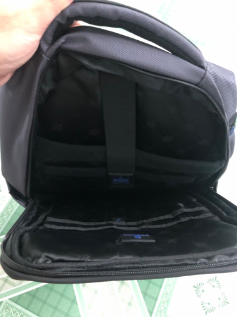 Giao hàng nhanh chóng. Nhận hàng giống như mô tả trên  app. Balo đựng trong 01 túi zip trong suốt. Bên trong có gói hút ẩm kèm theo. Sản phẩm gia công ổn, đựng laptop đi làm rất thoải mái…