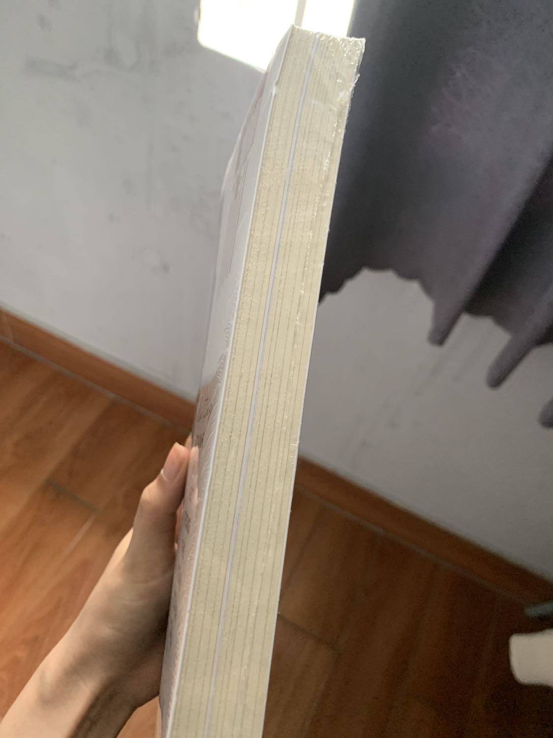 Giao hàng nhanh, đóng gói sản phẩm chắc chắn. Sách được bọc nên không bị cong, giấy in không đẹp lắm. Nội dung hay, phù hợp cho những bạn muốn tìm hiểu thêm về kinh tế, xã hội.