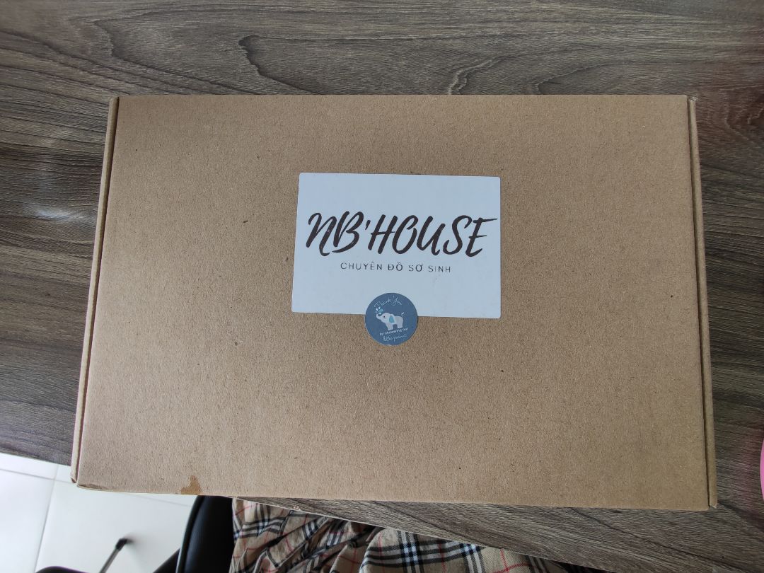 MÓN HÀNG GÓI RẤT CHU ĐÁO. CÓ THƯ CẢM ƠN VÀ PHẢN HỒI. SẢN PHẨM MÀU ĐẸP, CHẤT LIỆU VÀI MỀM MẠI. ĐẦY ĐỦ GỌN GÀNG. THÍCH LẮM. MẸ NÀO SẮP SANH SẮM MỘT HỘP NÀY ĐEM ĐI SANH LÀ ĐỦ RỒI HIHI. LÀM QUÀ TẶNG CŨNG RẤT TUYỆT ĐÓ MỌI NGƯỜI. ƯNG Ý LẮM. 

Tiki giao hàng rất nhanh. mùa Covid-19 giãn cách tháng 8. tối khuya hôm qua mình đặt hôm nay đã giao ngay. thích tiki nhất 👍