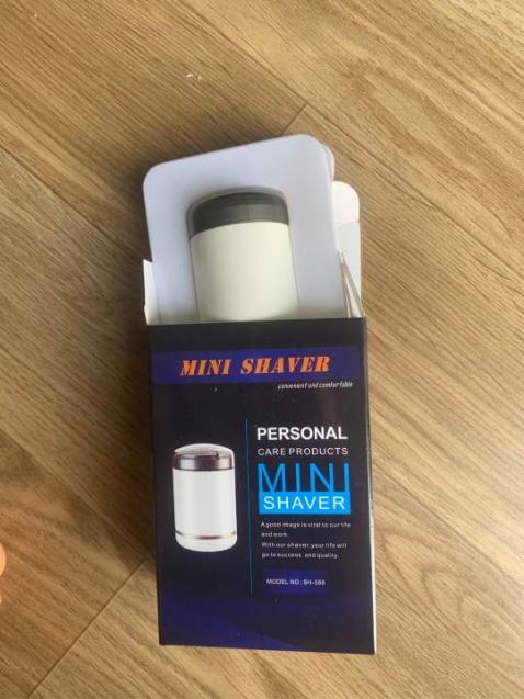 Máy nhỏ bé, rất tiện lợi. Cạo rất sát, nhẵn, không thấy đau rát gì, máy khoẻ lại còn chống nước rất tốt. 
Mình rất ưng, anh em yên tâm mua nhé !!!